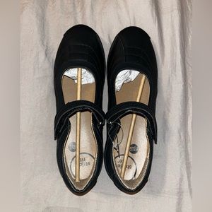 Stride Rite Size 5.5 - Claire Mary Janes